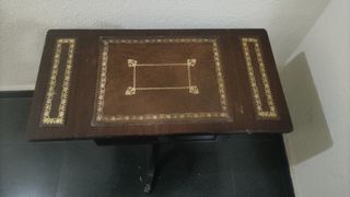 Mesa auxiliar de madera oscura estilo inglés. 