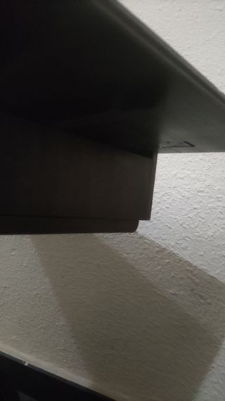 Mesa auxiliar de madera oscura estilo inglés. 