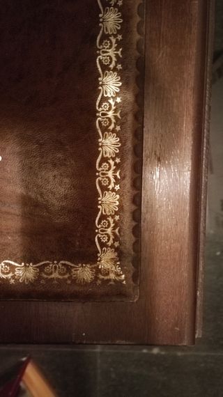 Mesa auxiliar de madera oscura estilo inglés. 