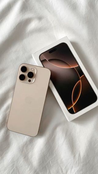 iPhone 16 Pro Dorado