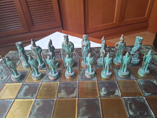 Ajedrez Griego Bronce Macizo Hecho a Mano