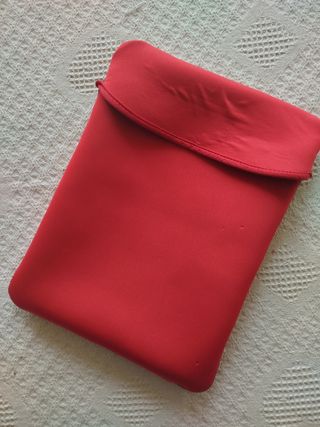 Funda de neopreno negra con ribete rojo