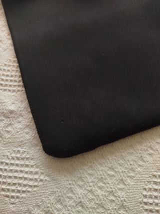 Funda de neopreno negra con ribete rojo