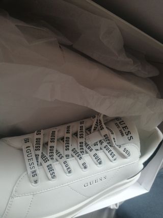 Zapatillas Guess Blancas y Negras