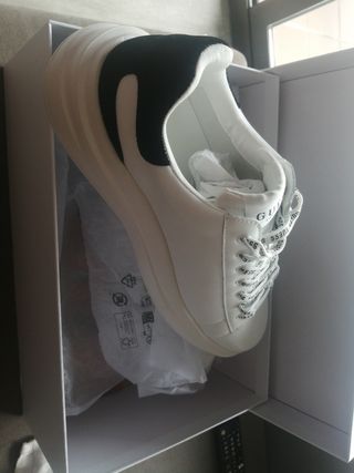 Zapatillas Guess Blancas y Negras