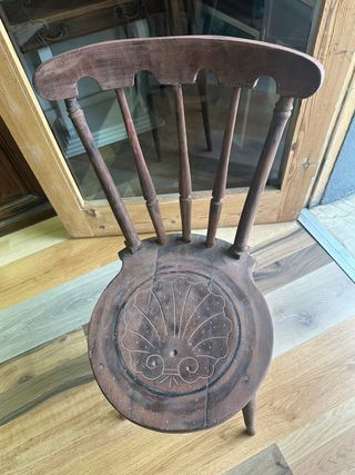Silla de madera tallada