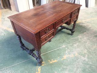 Mesa de despacho antigua con cajones