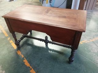 Mesa de despacho antigua con cajones