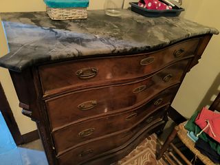Cómoda antigua de madera con mármol