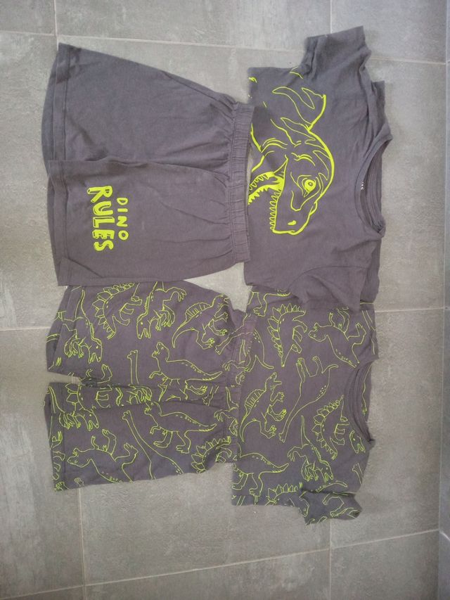 Dos pijamas cortos dinosaurios talla 8-9 años.