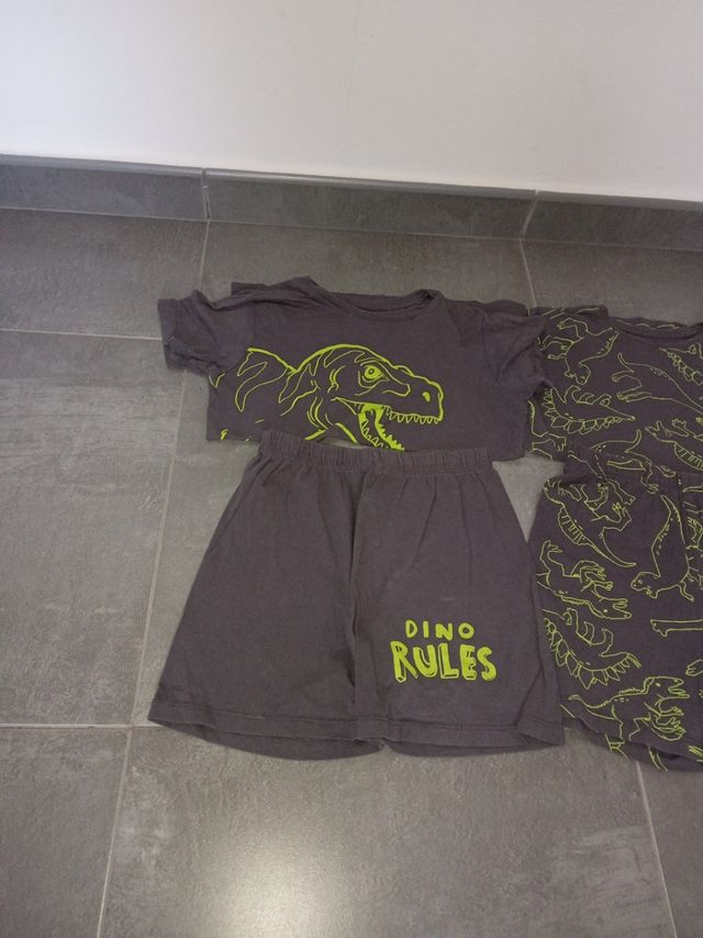 Dos pijamas cortos dinosaurios talla 8-9 años.