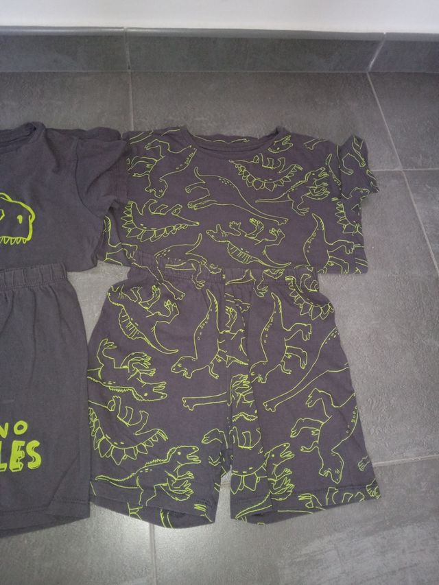 Dos pijamas cortos dinosaurios talla 8-9 años.