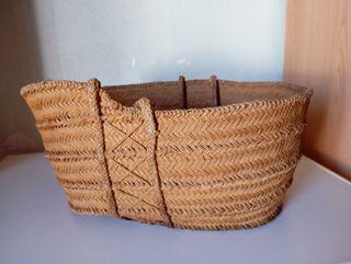 Cesto de mimbre artesanal