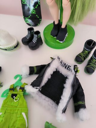 Rainbow High Muñeca Verde Snowboard