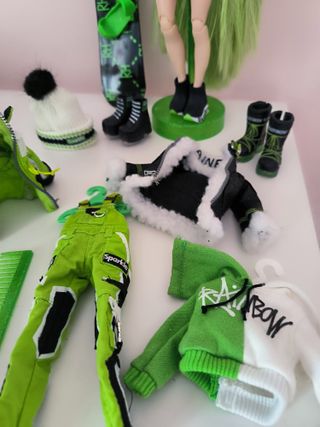 Rainbow High Muñeca Verde Snowboard