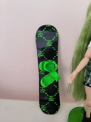 Rainbow High Muñeca Verde Snowboard