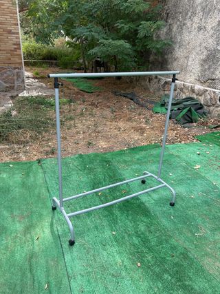 Perchero Metálico Gris con Ruedas