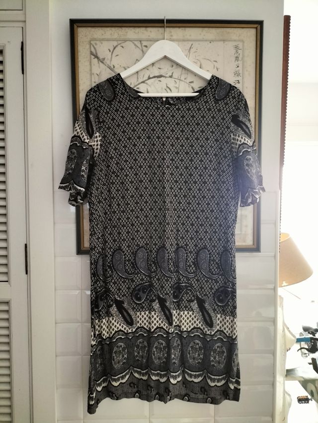 Vestido estampado negro con cremallera