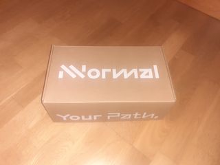Caja de cartón beige con logo blanco