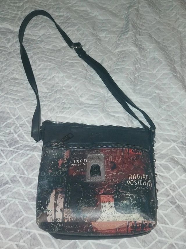 Bolso grande negro con adornos