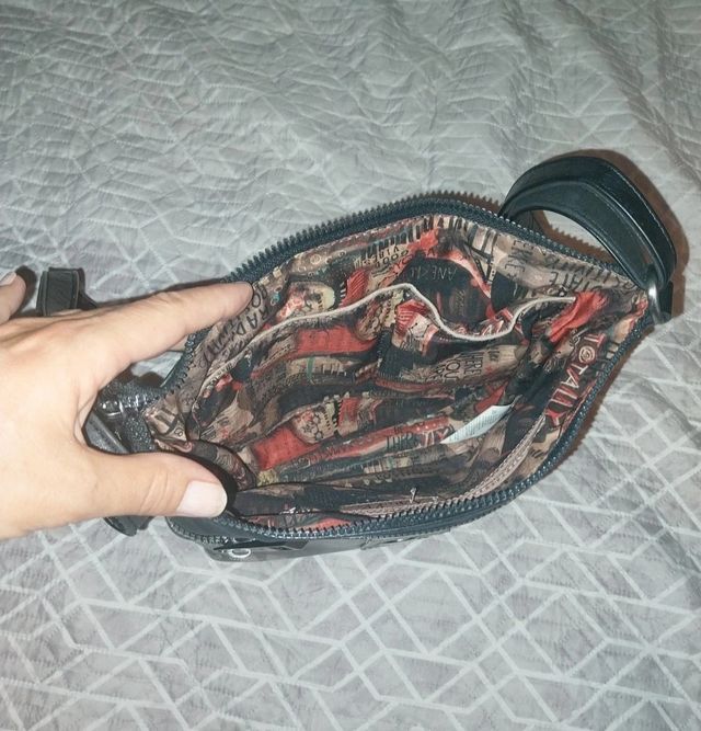 Bolso grande negro con adornos