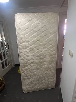 Colchón con somier y funda protectora