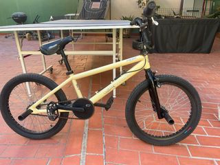 Bicicleta BMX color crema
