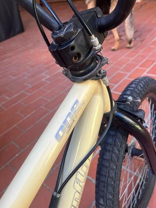 Bicicleta BMX color crema