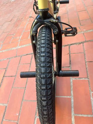 Bicicleta BMX color crema