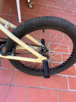 Bicicleta BMX color crema
