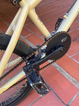 Bicicleta BMX color crema