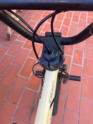 Bicicleta BMX color crema