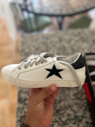 Zapatillas Blancas con Estrella Negra