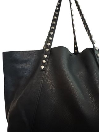 Bolso de Hombro Negro con Tachuelas