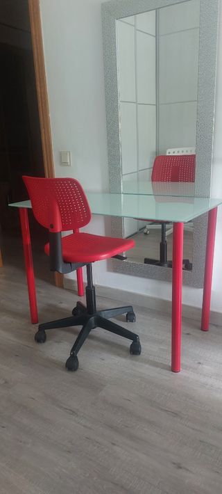 Mesa Escritorio Cristal y Silla Giratoria Roja