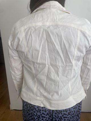 Chaqueta vaquera blanca con detalles
