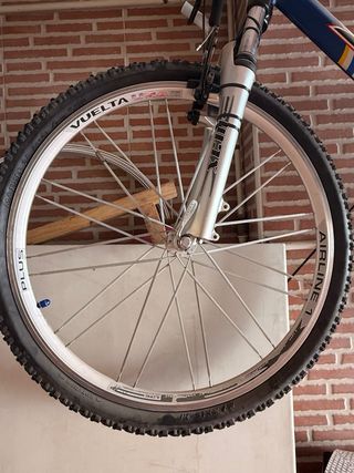 Bicicleta de Montaña BH Azul. De regalo un casco 