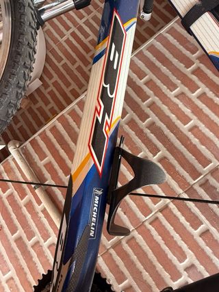 Bicicleta de Montaña BH Azul. De regalo un casco 