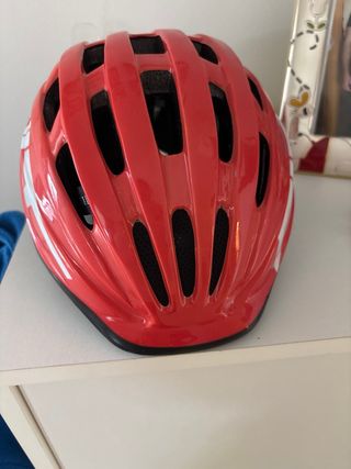 Casco de bici rojo para niño. buen estado