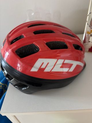 Casco de bici rojo para niño. buen estado