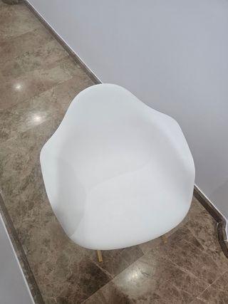 Mecedora blanca de plástico. Marca Sklum.
