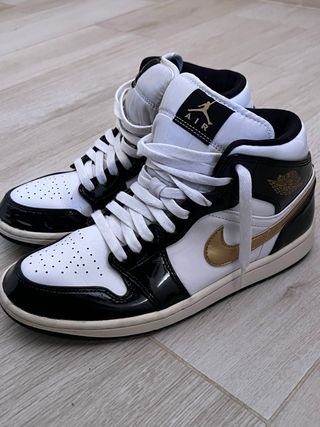 Zapatilla Jordan 1 Mid Negra, Blanca y Dorada