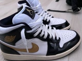 Zapatilla Jordan 1 Mid Negra, Blanca y Dorada