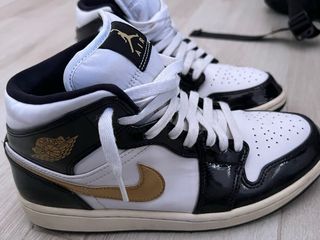 Zapatilla Jordan 1 Mid Negra, Blanca y Dorada