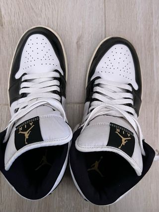 Zapatilla Jordan 1 Mid Negra, Blanca y Dorada