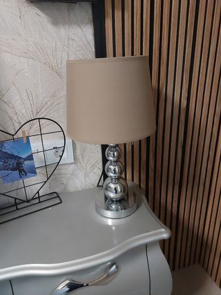 Lámpara de mesa beige y plateada