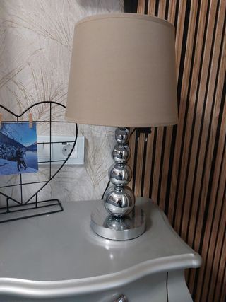 Lámpara de mesa beige y plateada