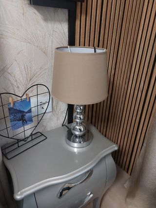 Lámpara de mesa beige y plateada