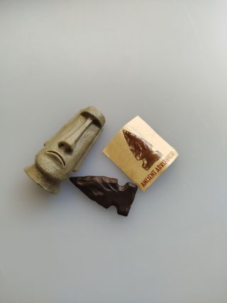Indiana Jones Hasbro Figura Cabeza Moai Flecha