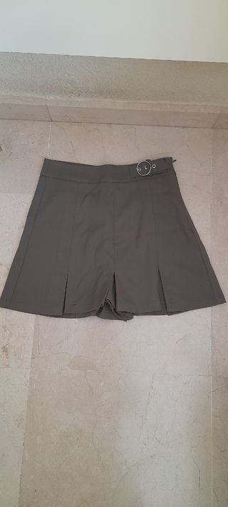 Falda pantalón verde militar con cinturón